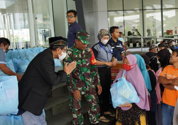 Universitas Esa Unggul Tebar Bingkisan Lebaran di Tangerang