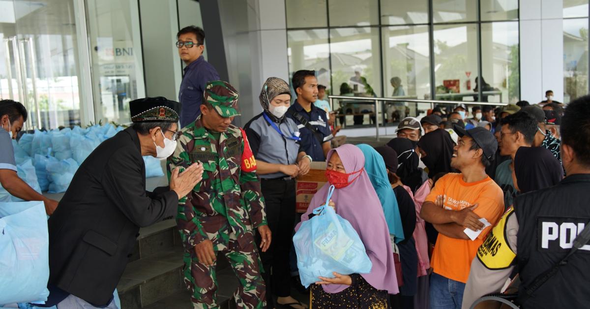 Universitas Esa Unggul Tebar Bingkisan Lebaran di Tangerang