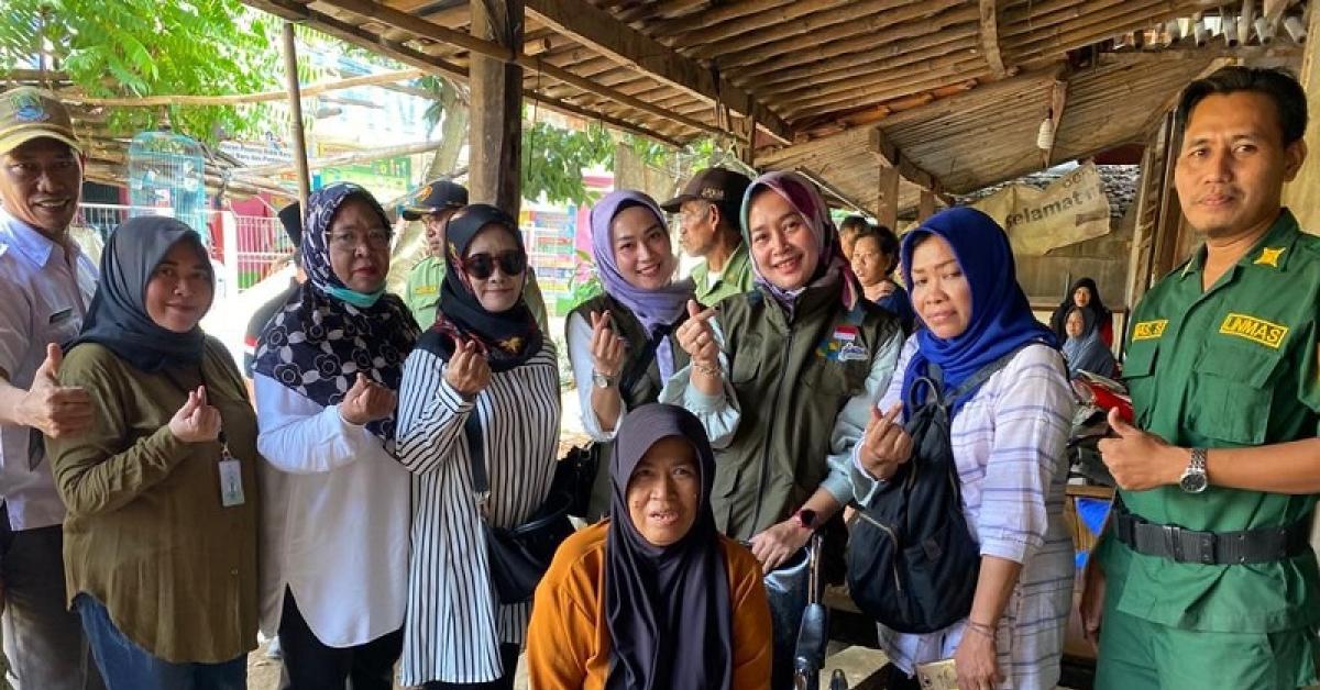 TP PKK Salurkan Kursi Roda Kepada Warga Jatirasa