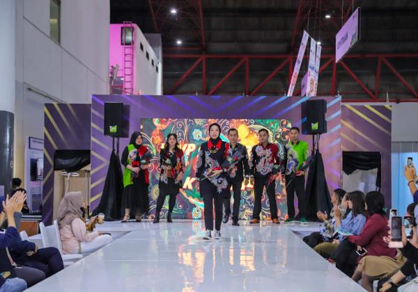 Fashion Show Sita Perhatian Pengunjung Job Fair 2023 di Kemayoran