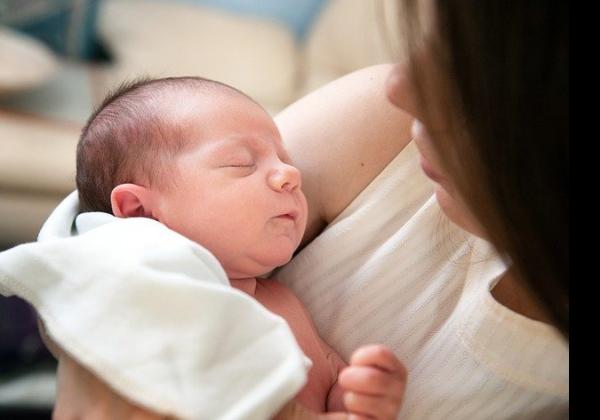 Cara Menidurkan Bayi dengan Sentuhan Jari di Kepala