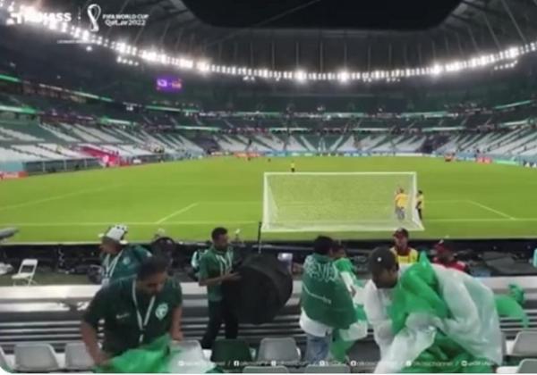 Aksi Pungut Sampah di Stadion Makin Menulari Fans Sepakbola Piala Dunia 2022, Di GBK Sampah Berserakan
