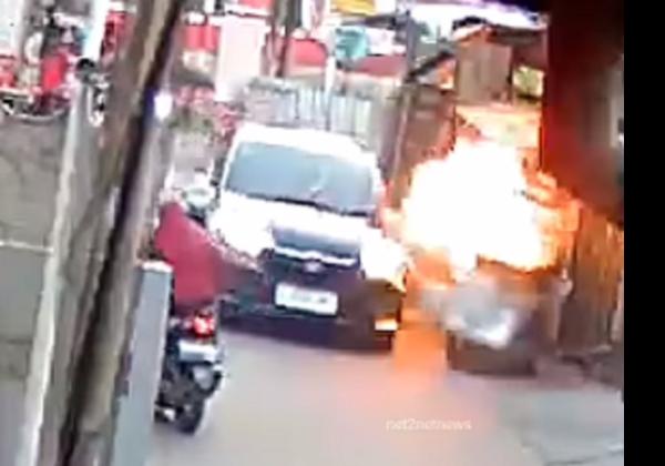 Viral! Mobil Brio Ugal-ugalan Tabrak Gerobak kupat Tahu dan Terguling, Pengendara Langsung Dikepung Warga 