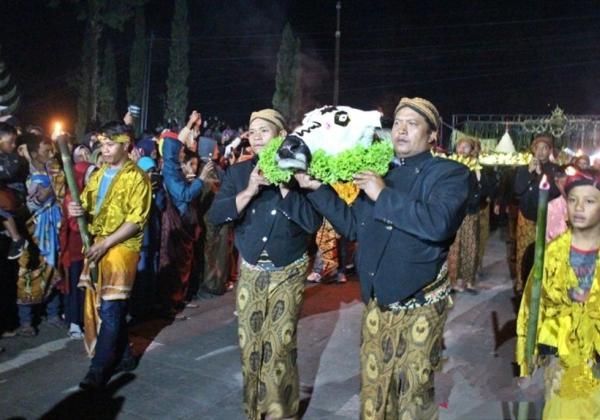 Warga Lereng Merapi Ritual Sesajen Kepala Kerbau di Malam 1 Suro, Katanya untuk Tolak Bencana