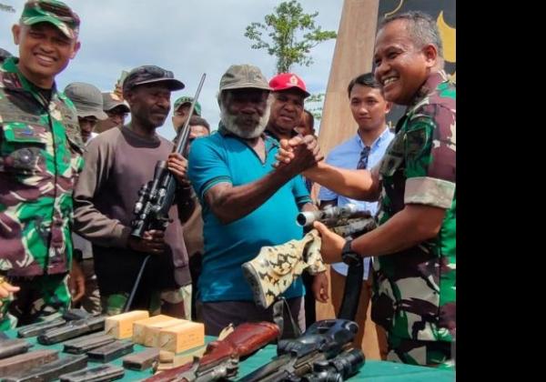 Serahkan Senjata ke Petugas, Eks KKB Papua: Dulu Melawan NKRI, Kini Mari Kita Berdamai   