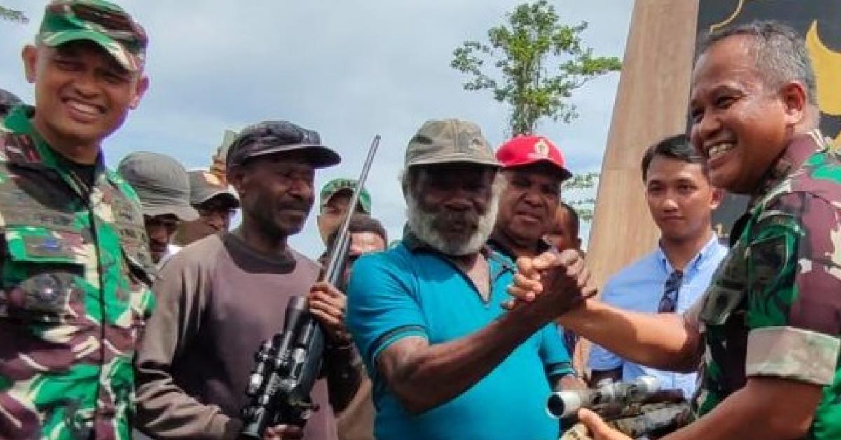 Serahkan Senjata ke Petugas, Eks KKB Papua: Dulu Melawan NKRI, Kini Mari Kita Berdamai   