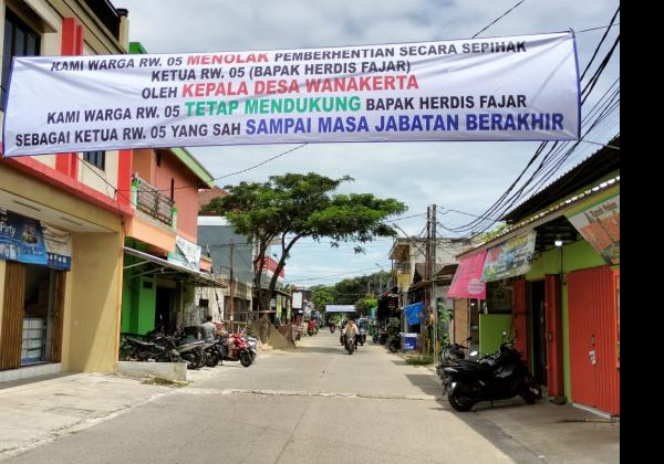 Bentangkan Spanduk, Warga Kompak Tolak Pemecatan RT RW Oleh Kades Wanakerta Tangerang