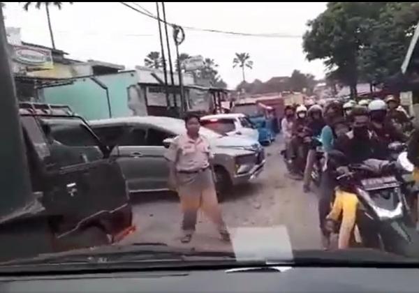 Viral Terduga ASN Polres Sukabumi Adang dan Toyor Sopir Ambulans, Ini Respons Satire Pendakwah Akmal Sjafril