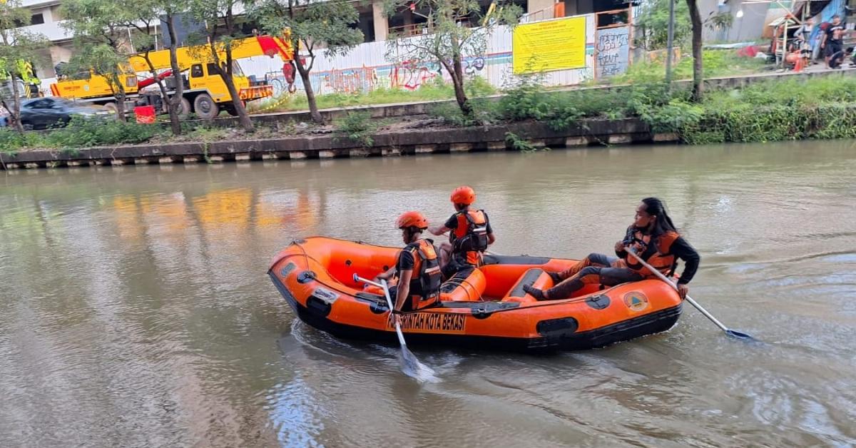 Tercebur saat Bermain, Tim SAR Gabungan Cari Bocah 11 Tahun yang Tengelam di Kalimalang Bekasi