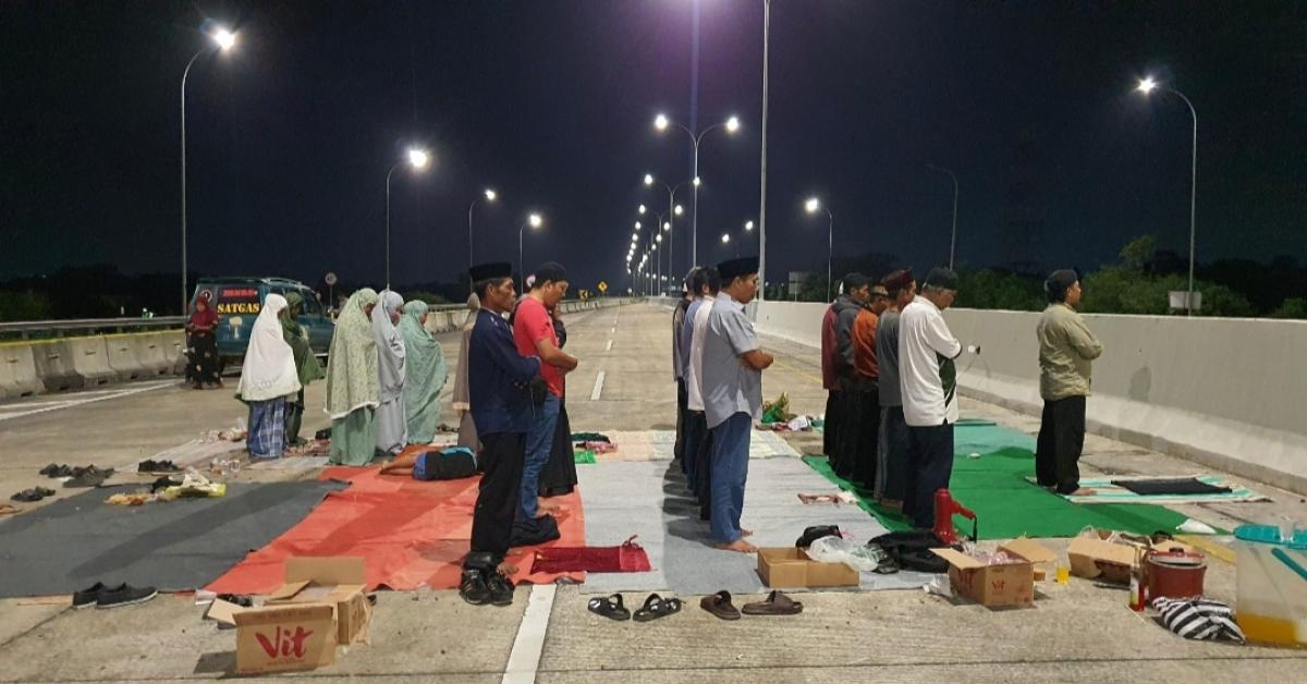 Puluhan Ahli Waris Masih Bertahan Blokade Tol Jatikarya, Massa Menggelar Sholat Tarawih Berjamaah
