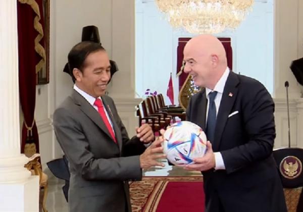FIFA Kasih Bola dan Jersey ke Presiden RI Bertuliskan 'Jokowi' Usai Bahas Tragedi Kanjuruhan