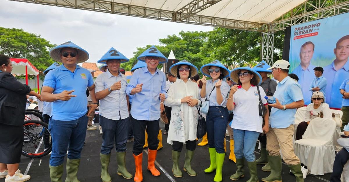 Relawan 'Jakwire Prabowo Gibran' Tegal Gelar Tanam Padi Petani Milenial