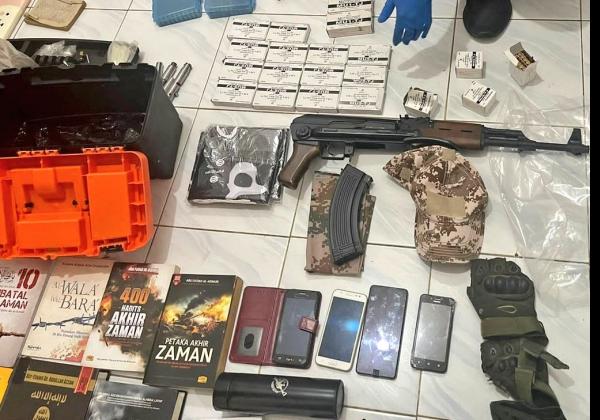 Karyawan PT KAI Ditangkap Densus 88 Polri di Bekasi, Puluhan Senjata dan Amunisi Disita 