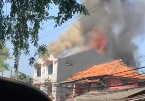 Dua Bangunan Habis Terbakar Si Jago Merah Dalam Satu hari di Bekasi, Ini Penyebabnya