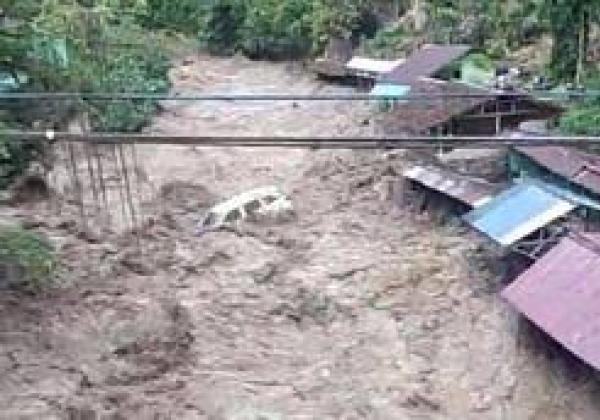 Banjir Bandang di Wisata Sungai Sambahe, Satu Mobil Hanyut!