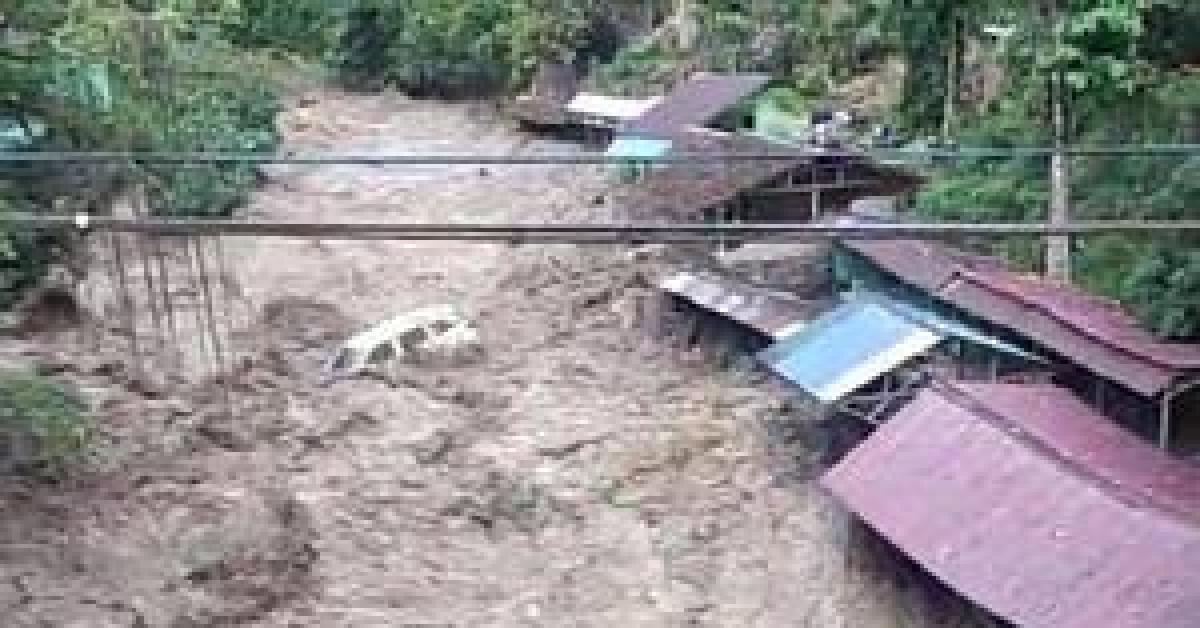Banjir Bandang di Wisata Sungai Sambahe, Satu Mobil Hanyut! 