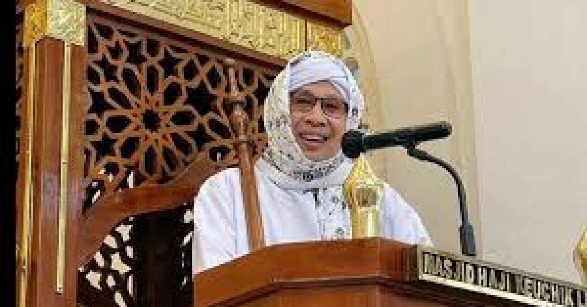 Hukum Sholat Sambil Memejamkan Mata Menurut Buya Yahya, Berikut Penjelasannya.