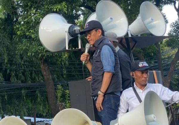 Refly Harun Hadiri Aksi Tolak Hasil Rekapitulasi Pemilu 2024 di Gedung KPU RI