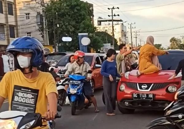 Sedang Bersama Perempuan Lain, Oknum Polisi Dipergoki Istri dan Adik di Tengah Jalan
