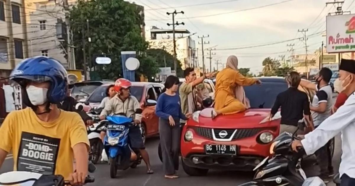 Sedang Bersama Perempuan Lain, Oknum Polisi Dipergoki Istri dan Adik di Tengah Jalan