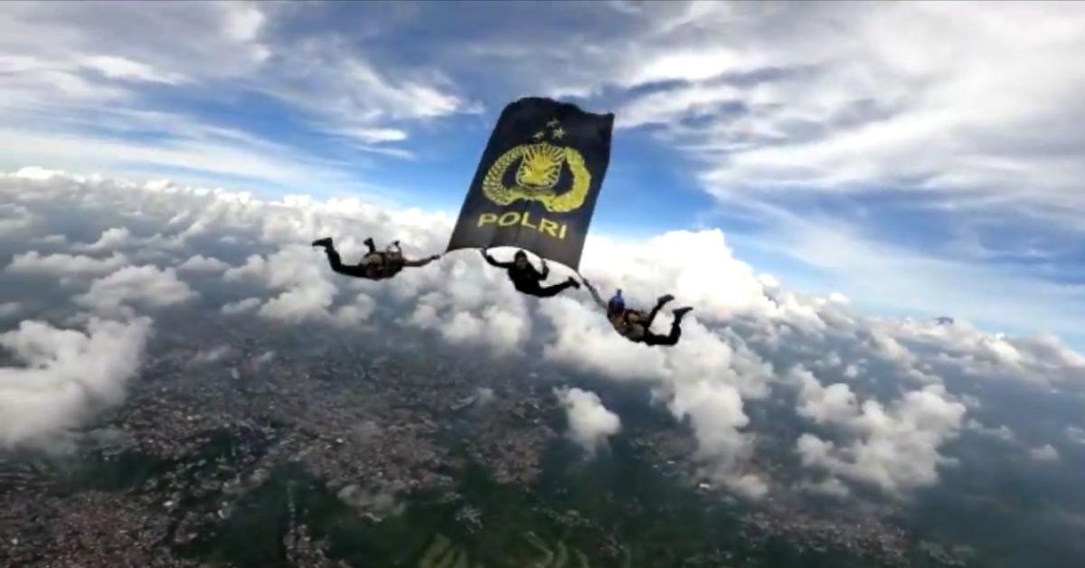 Kisah 41 Penerjun Kibarkan Bendera pada Puncak Perayaan HUT Ke-76 Bhayangkara