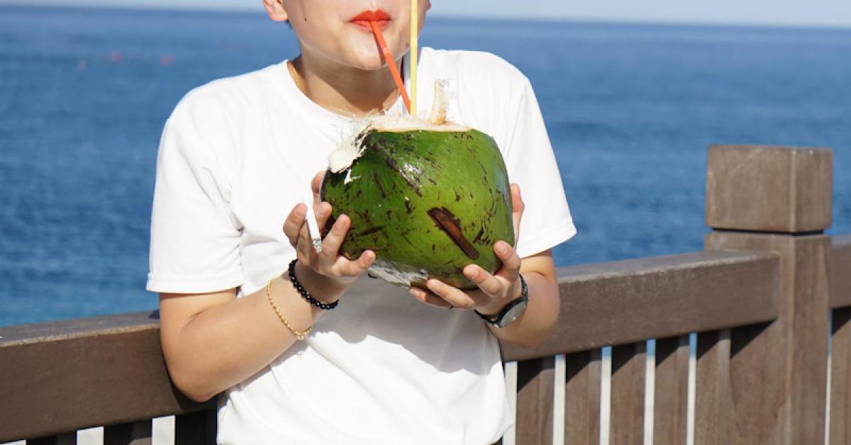 Punya Darah dan Kolesterol Tinggi? Coba Deh Minum Air Kelapa Muda, Ini Manfaatnya Kata dr. Zaidul Akbar