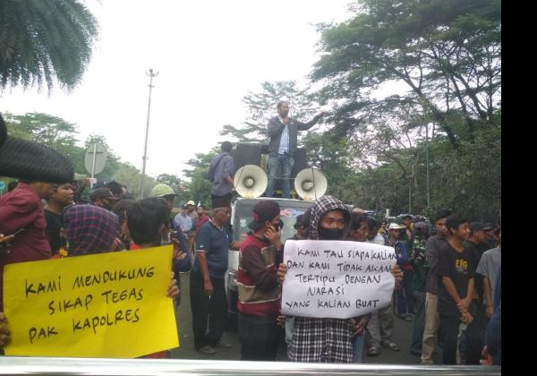 Demo Depan Kantor Bupati, Ratusan Warga Pantura Tangerang Tuntut Wisata Padi Padi Picnic Ditutup