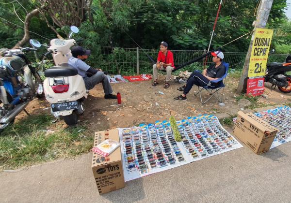 Bisnis Jual Diecast di Pinggir Jalan, Pedagang Ini Raup Untung Hingga Rp800 Ribu Per Hari