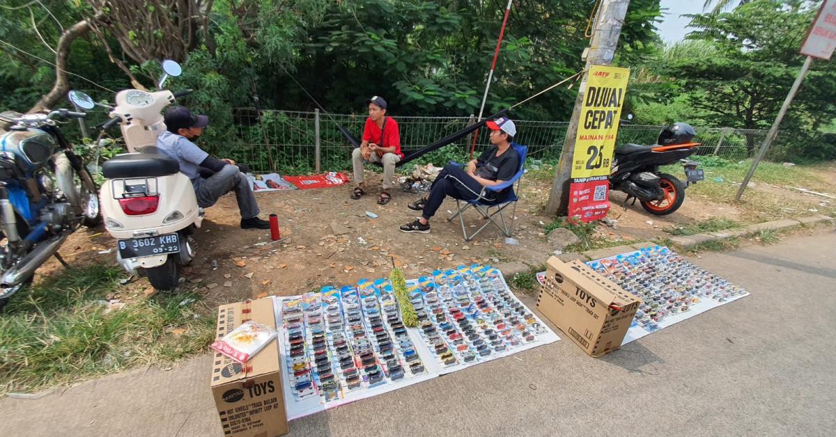 Bisnis Jual Diecast di Pinggir Jalan, Pedagang Ini Raup Untung Hingga Rp800 Ribu Per Hari