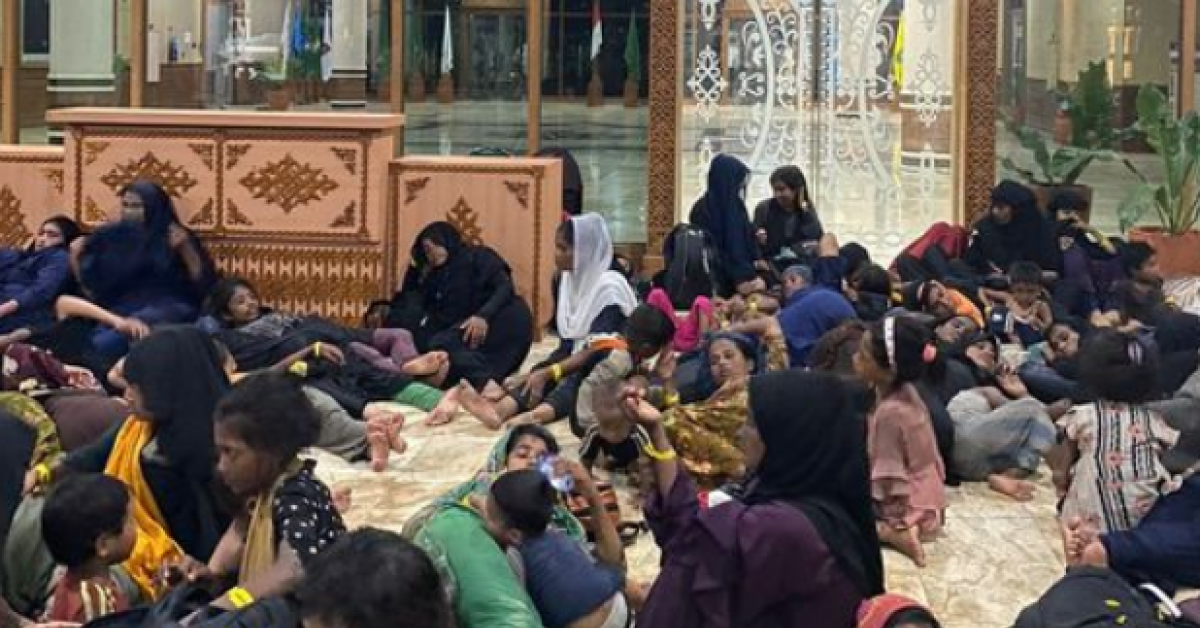 Hampir Tengah Malam, 135 Orang Rohingya Jadi Tamu Tak Diundang di Kantor Gubernur Aceh