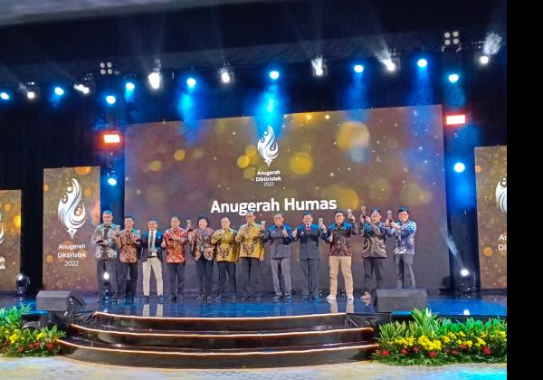 Universitas Esa Unggul Borong 4 Penghargaan di ajang Anugerah Diktiristek 2022