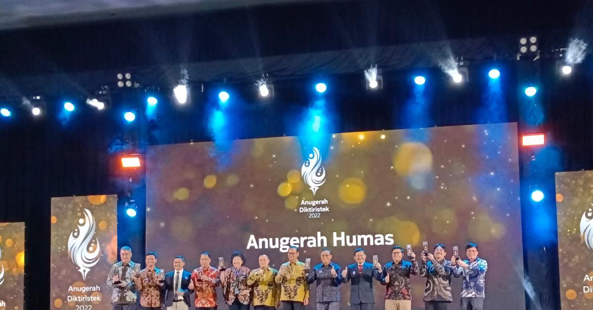 Universitas Esa Unggul Borong 4 Penghargaan di ajang Anugerah Diktiristek 2022