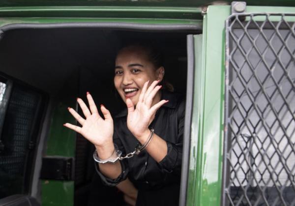 Selebgram @linamukherjee_ Pembuat Konten Makan Babi Ditahan Kejari Palembang