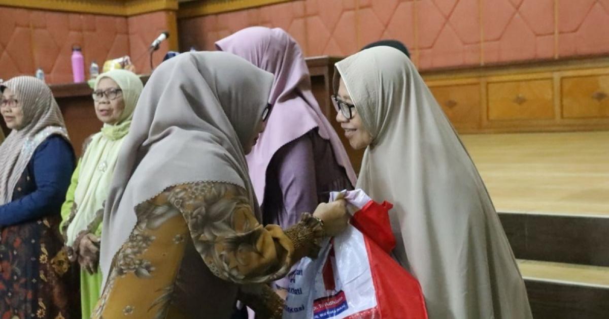 TP PKK dan DWP Kota Bekasi Peringati Isra Mi’raj, Salurkan Bingkisan Sembako Ke Para Ustadzah