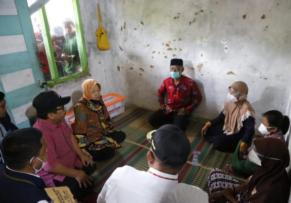 Air Mata Korban Banjir Tumpah Ketemu Mensos saat Terima Santunan