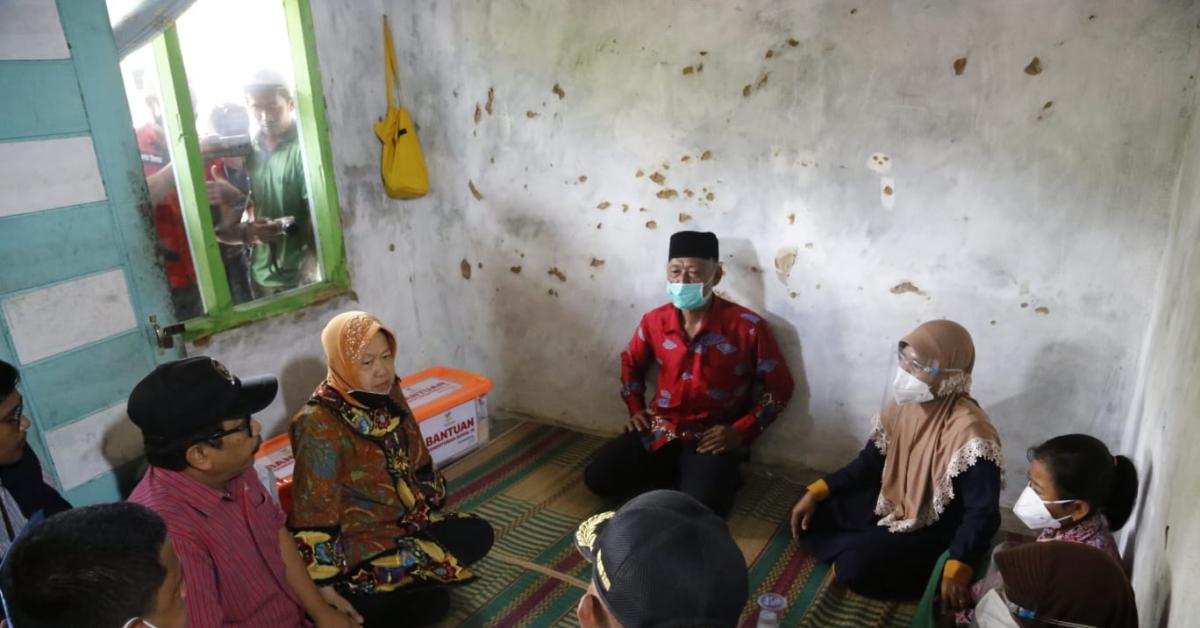 Air Mata Korban Banjir Tumpah Ketemu Mensos saat Terima Santunan 