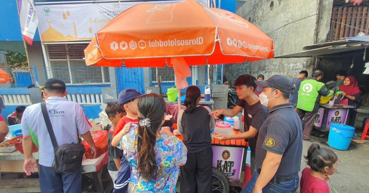 Sudah Dagang Sejak Tahun 70-an, ES Teh Kobok Bekasi Jadi Rekomendasi Minuman Wajib Saat Berbuka Puasa
