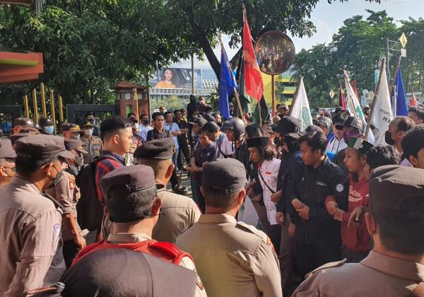 Ancam Plt Wali Kota Bekasi, Massa Pendemo BBM: Jika Tak Masuk Kantor, Biar Kita yang Jemput