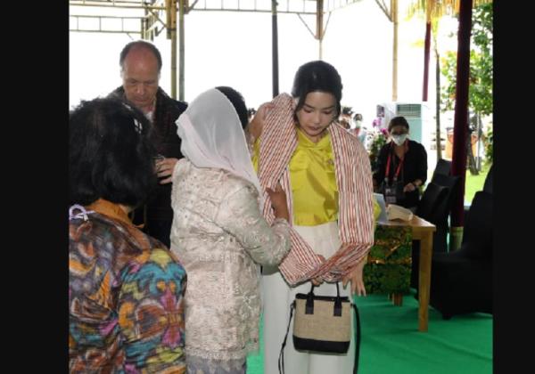 Ibu Negara Korsel Kim Keon-hee Kian Cantik Ketika Dipakaikan Kain Tenun oleh Iriana Jokowi di KTT G20 Bali