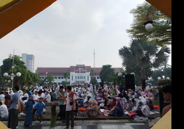 Dipadati Pemudik, Begini Suasana Sholat Idul Fitri di Kantor Balai Kota Surabaya 