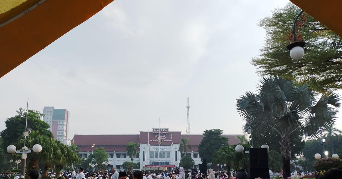 Dipadati Pemudik, Begini Suasana Sholat Idul Fitri di Kantor Balai Kota Surabaya 