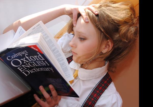 Bunda Wajib Tahu! 5 Cara Ampuh Tenangkan Anak yang Stres karena Harus Kerjakan PR Sekolah