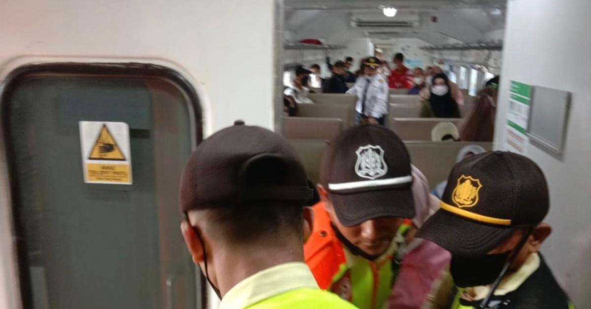 Dibantu Petugas, Penumpang Melahirkan Bayi Perempuan di Kereta Api Walahar Tujuan Cikarang