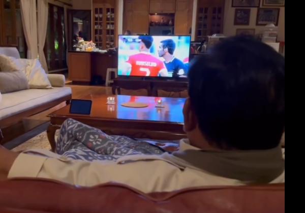Prabowo Unggah Momen Sarungan Nonton Timnas RI vs Jepang, Netizen: Persis Bapak Saya