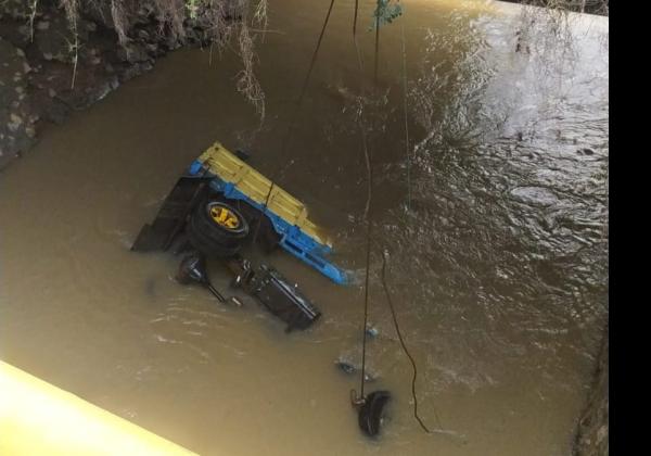 Sopir Hilang Kendali, Truk di Tigaraksa Tangerang Terjun Bebas ke Sungai 
