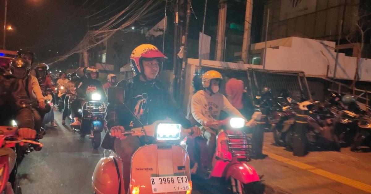 Jelang Nataru, Ratusan Pengendara Vespa Gelar Safety Riding dan Rolling Thunder di Kota Depok