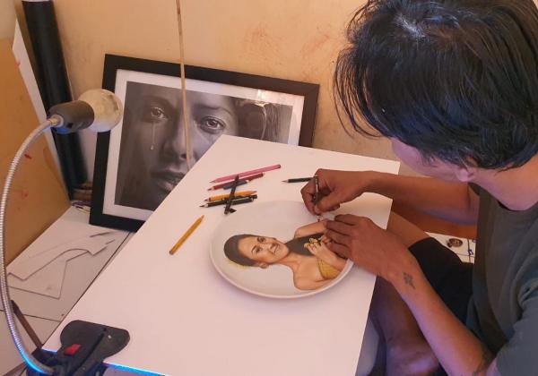 Kisah Lukis Piring Seniman Asal Kota Bekasi, Hasil Karyanya Dikenal Hingga Luar Negri