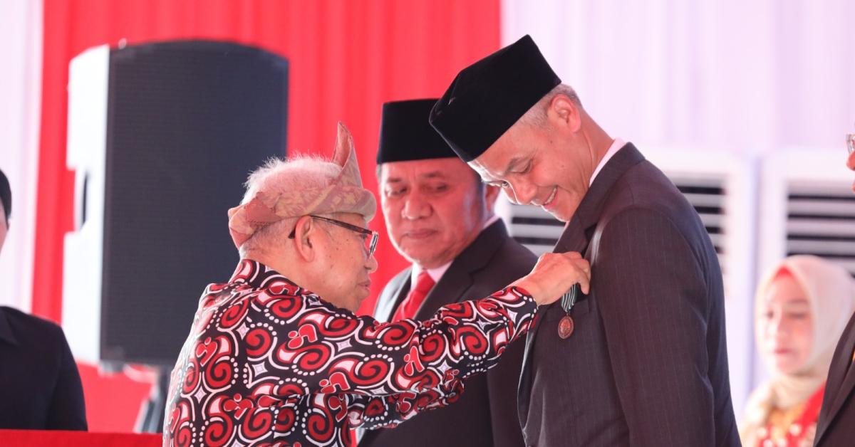 Ganjar Pranowo Raih Tanda Kehormatan Tertinggi Satyalancana Wira Karya Tahun 2023