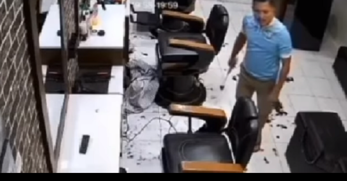Astaga! Pria Ini Nyaris Membacok Tukang Cukur, Diduga Gegara Tak Puas dengan Hasil Potongan Rambut