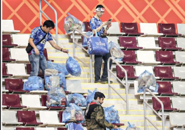 Takjub! Suporter Jepang Bersihkan Sampah di Stadion Piala Dunia Qatar 2022, Usai Pesta Mengalahkan Jerman